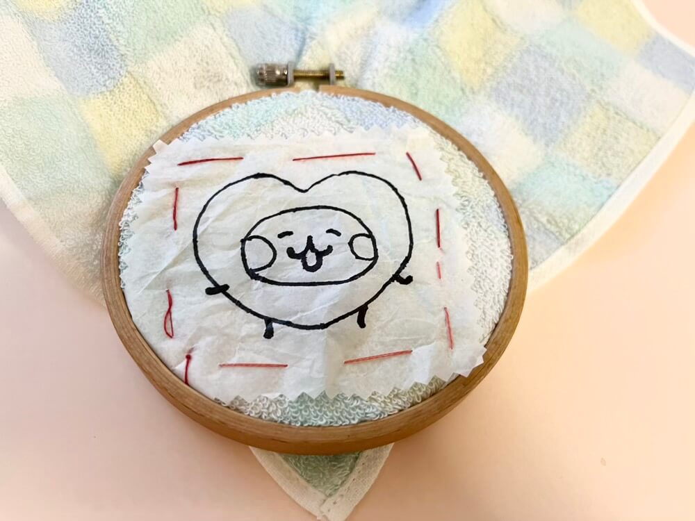 図案をタオルに仮縫い