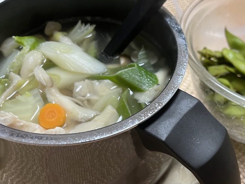 WMFマルチポットで野菜ときのこの鍋を作っている様子