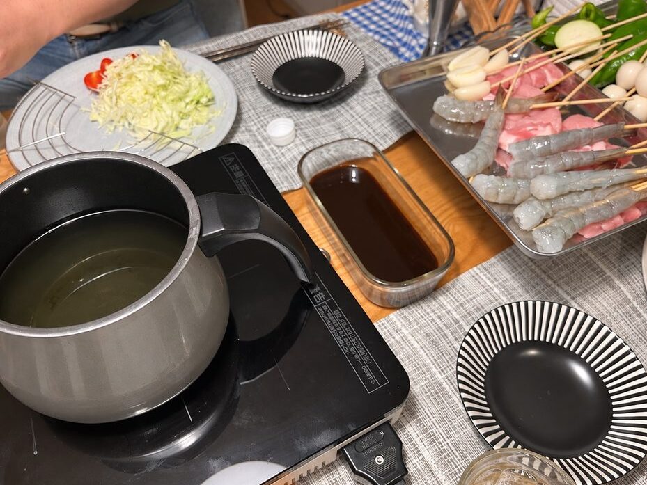 WMFマルチポットを使って食卓で串揚げを楽しんでいる様子