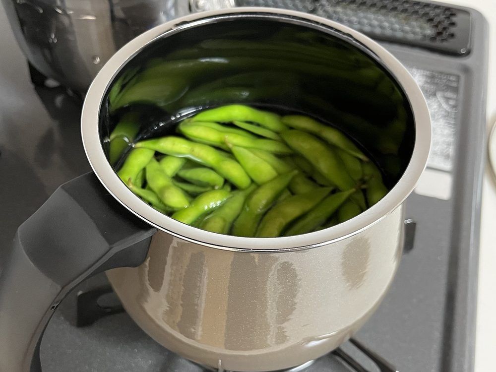 WMFマルチポットで枝豆を茹でている様子