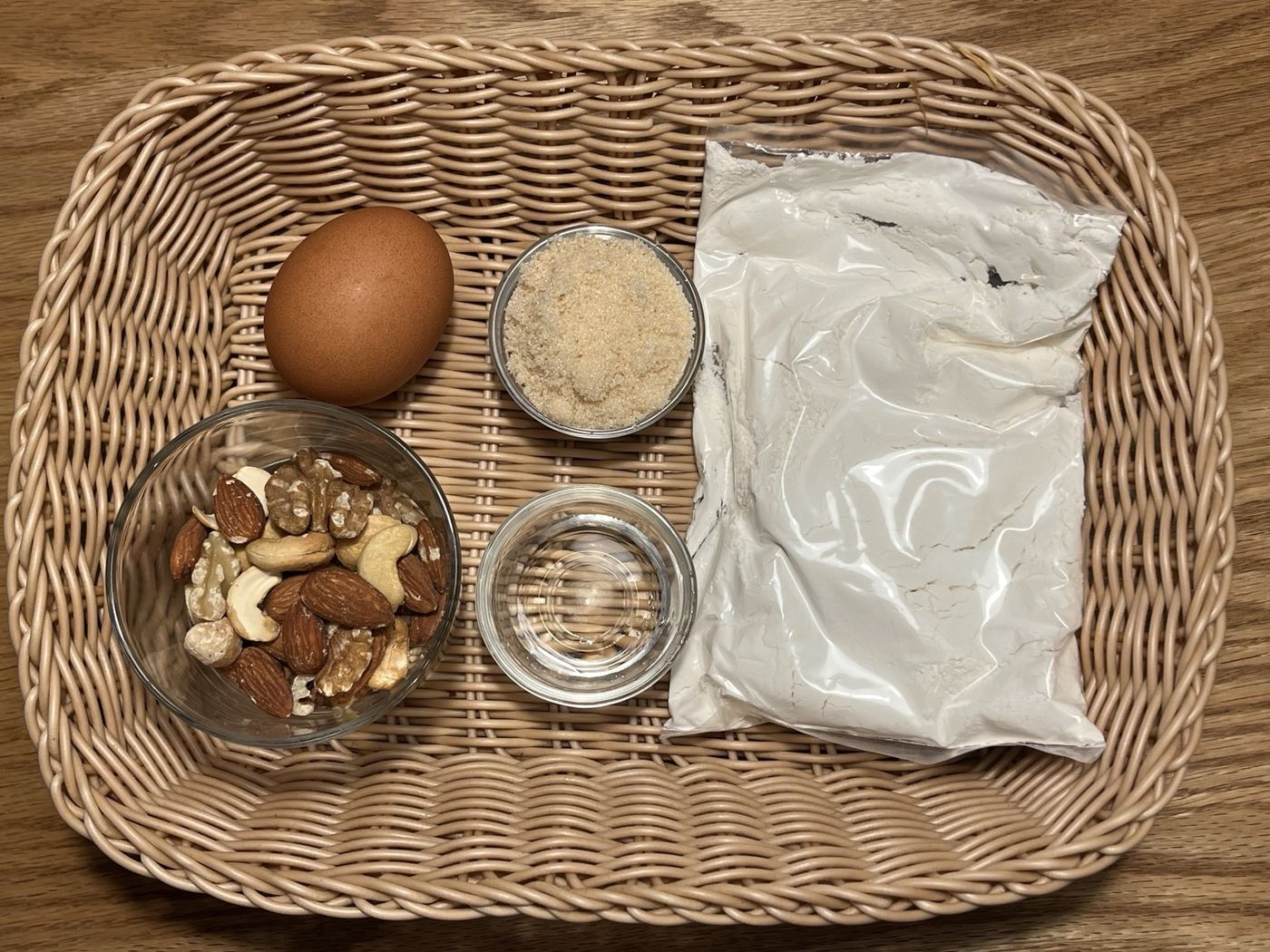 ビスコッティの材料とミックスナッツ