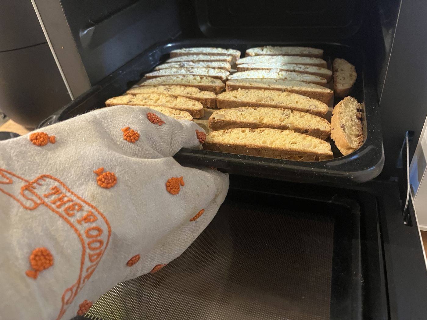 オーブンで2度目に焼くビスコッティ