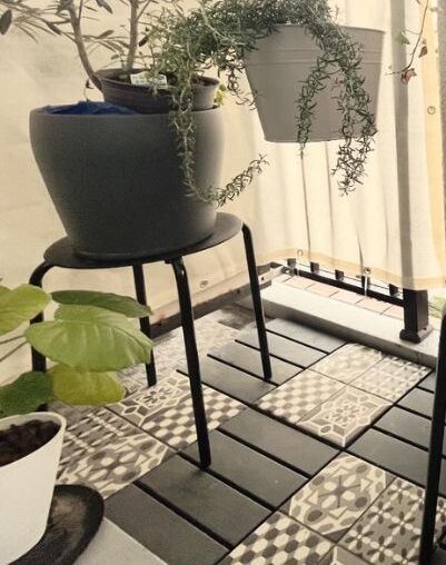 IKEAの黒いMARIUSスツールを植物のそばに置いた様子