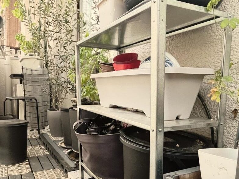 HYLLIS (ヒュッリス) 棚に複数の植木鉢を並べた狭いベランダ