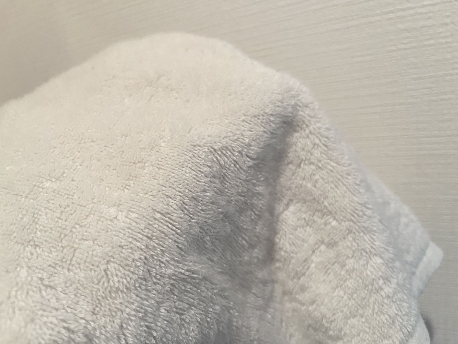 ふかふかの白いバスタオルでホテルライクなバスタイム