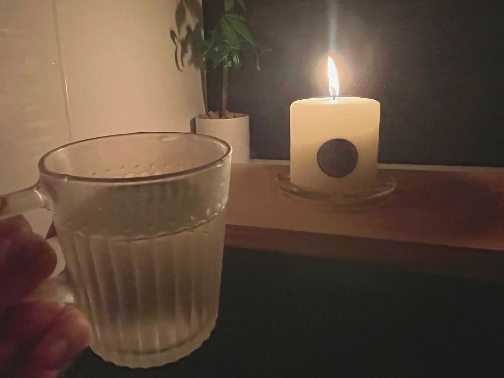 キャンドルを灯したお風呂で飲み物を楽しむバスタイム