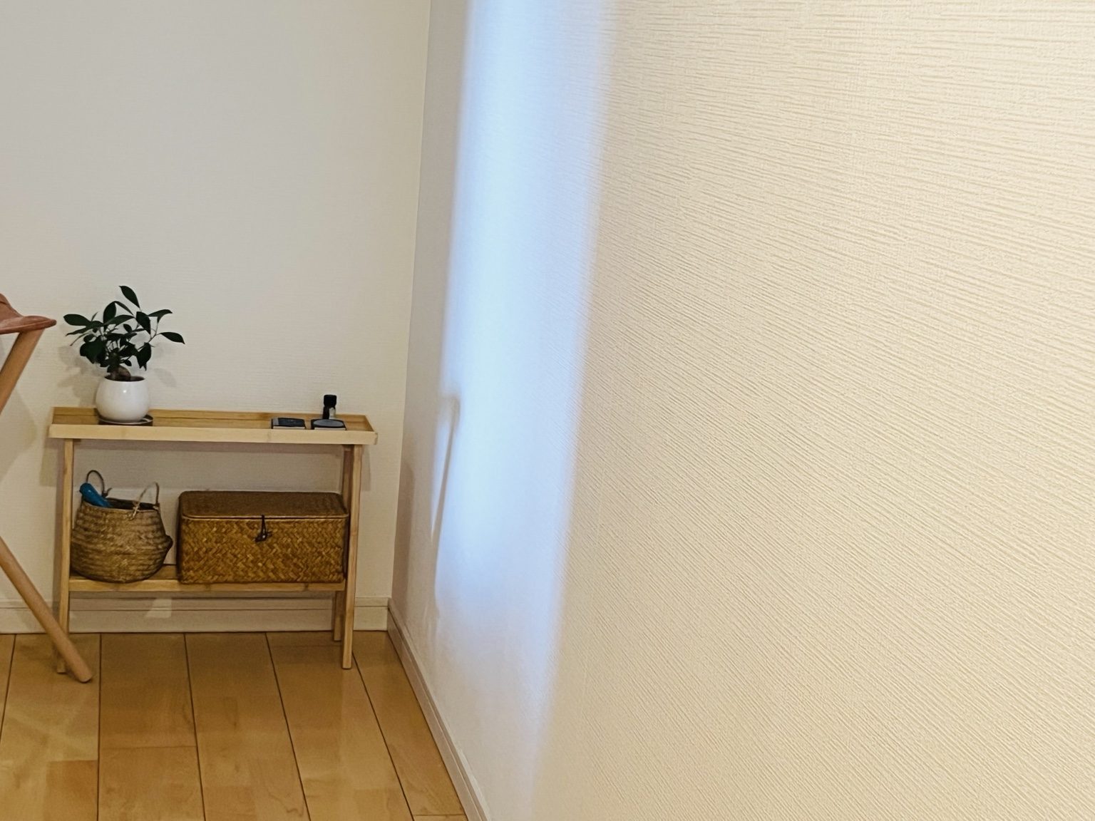 廊下に置いた無印良品の竹材スリムトレーテーブル