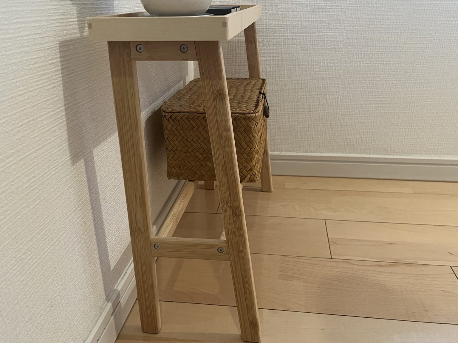 無印良品の竹材スリムトレーテーブルの脚に見えるネジ